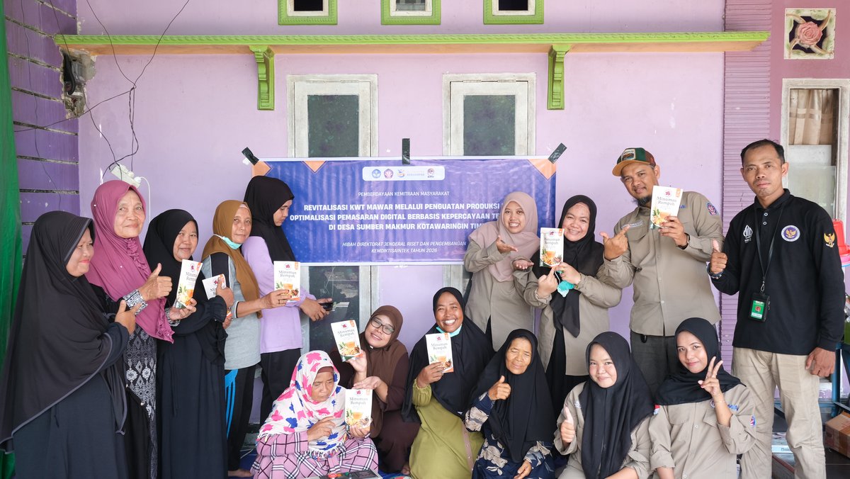Foto bersama tim dosen Prodi Agribisnis UNDA dan anggota KWT Mawar di Desa Sumber Makmur