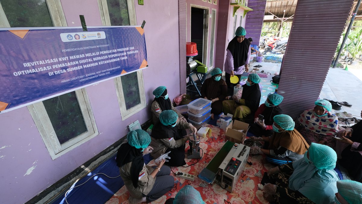 Pelatihan produksi jamu higienis bersama KWT Mawar di Desa Sumber Makmur